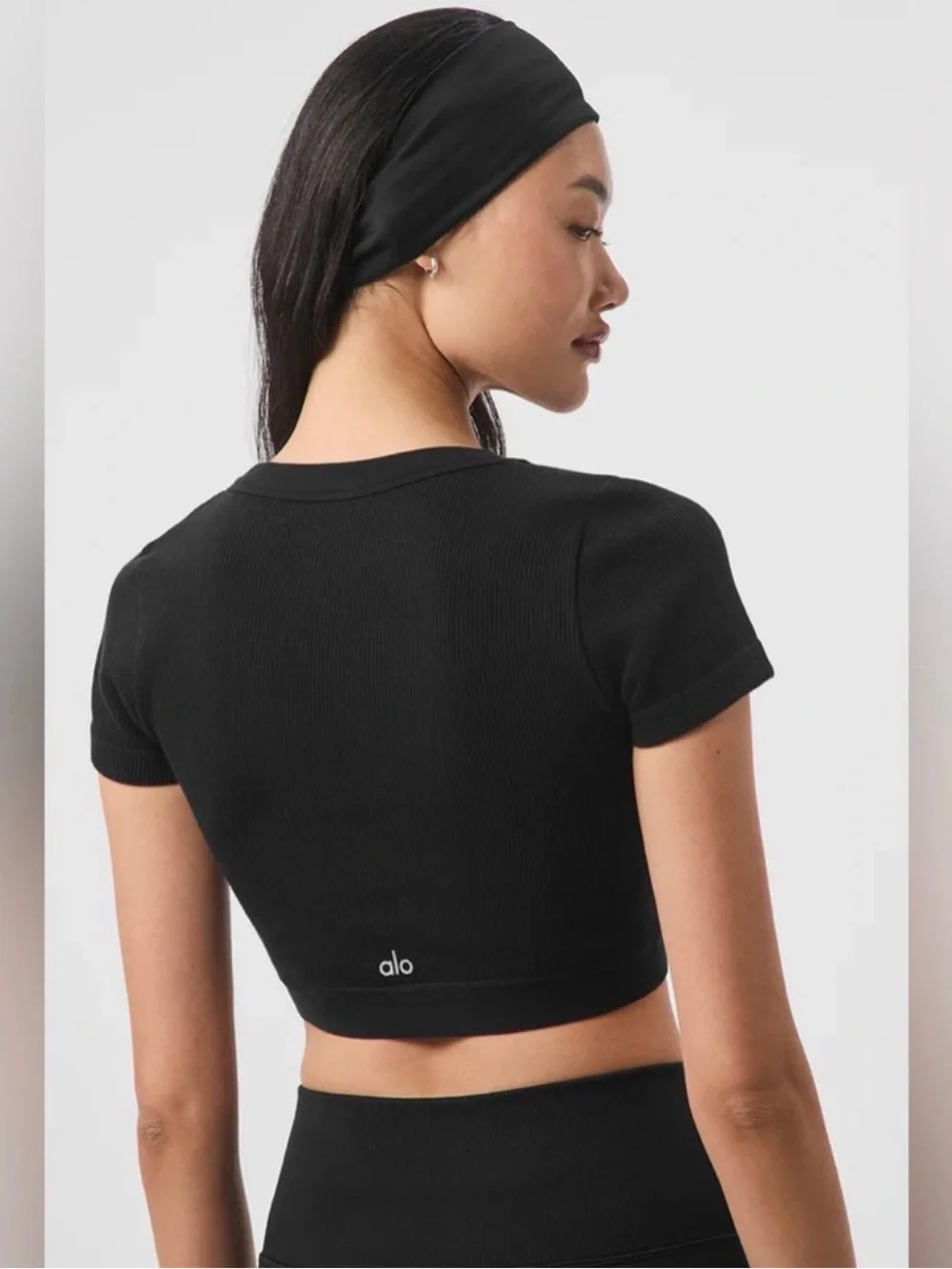 Alo cropped black short sleeve shirt